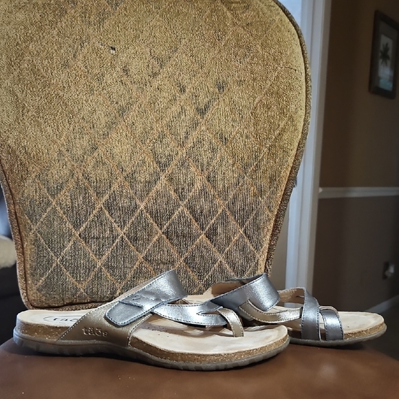 Taos Perfect Metallic Silver Bronze Leather Strappy Slip On Thong Sandals Shoes - Picture 1 of 6